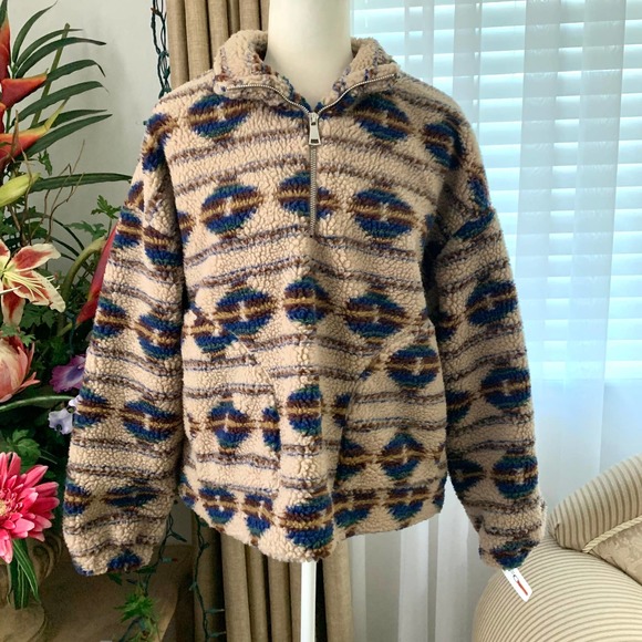 NEW Aqua Bloomingdale's Aztec Tribal Printed Sherpa Teddy Pullover in Beige - Picture 3 of 11